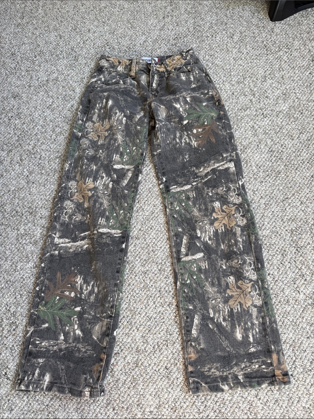 Camouflage-Print Straight Leg Pants in Multicolor